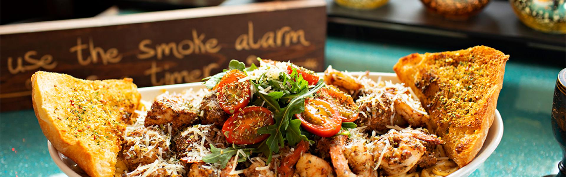 Pulled pork salad with toast 