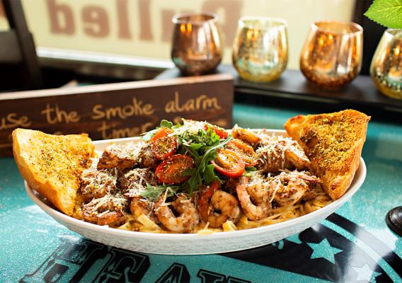 Pulled pork salad with toast 